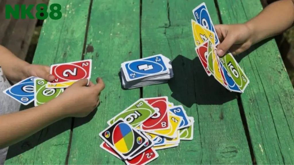 Người chia bài phát 7 lá bài cho mỗi người chơi